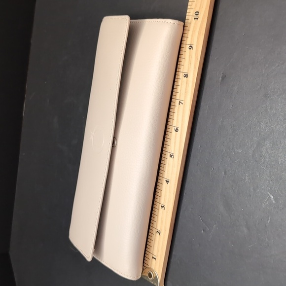 Pandora Unforgettable Moments Elegant Cream Leather Jewelry Clutch. - Picture 7 of 8